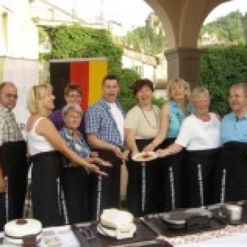 Festa multi etnica 2010 - Freundeskreis serviert Waffeln am Fest des ausländischen Mitbürgers in Modigliana