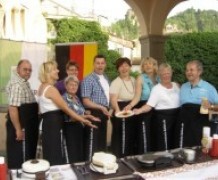 Festa multi etnica 2010 - Freundeskreis serviert Waffeln am Fest des ausländischen Mitbürgers in Modigliana